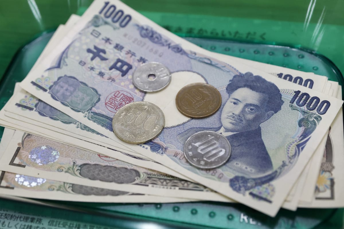 هبوط الين الياباني لأدنى مستوى منذ 1990 أمام الدولار